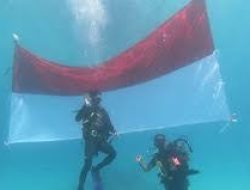 Basarnas Bengkulu kibarkan bendera berukuran besar di dasar laut